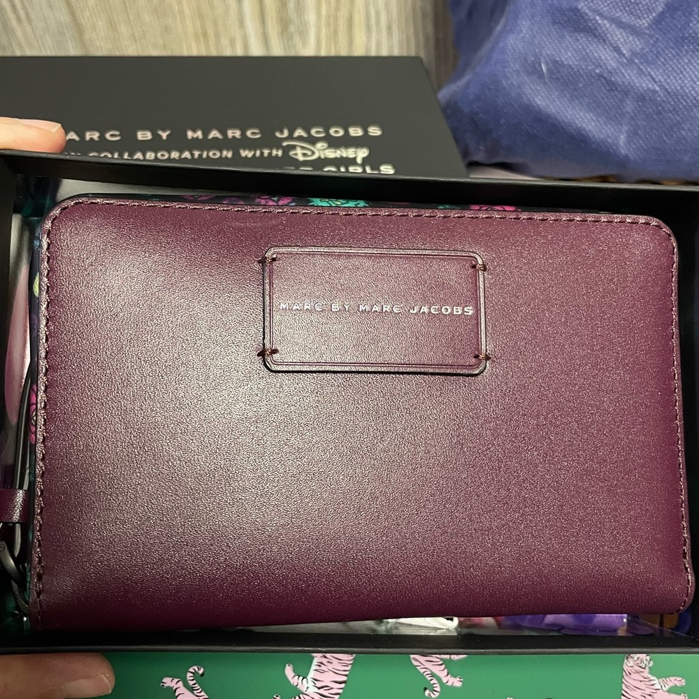 Marc by Marc Jacobs Disney Alice in Wonderland Wristlet Clutch NWT Purple Floral